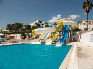佩基罗德Ellia Resort的度假村内带水滑梯的游泳池