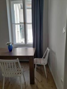 布达佩斯Sunny rooms at Danube的窗前的一张桌子和两把椅子