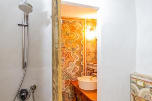 马利亚诺因托斯卡纳Casa Pereta的一间带水槽和淋浴的浴室