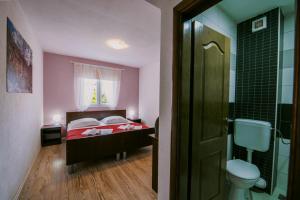 默主歌耶Villa Marinko的一间带床的小卧室和一间浴室