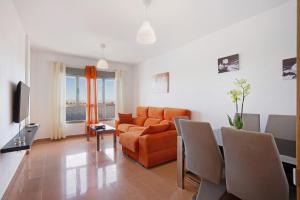 罗萨里奥港Casa Rosi 2的客厅配有橙色沙发和桌子