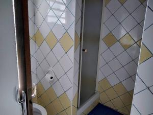 Le GuillaumeChambre d'hôte Magdeleine的浴室配有淋浴和卫生间。