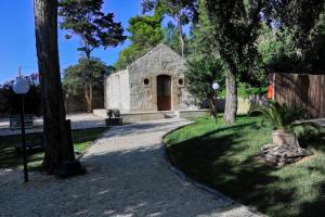 奥特朗托Baia Dei Micenei的院子内有门的石头建筑