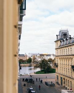 哥本哈根易卜生酒店的从大楼内可欣赏到河流美景