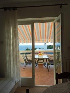 伦Apartmani Vesna的客房设有玻璃门,可通往带桌子的庭院。