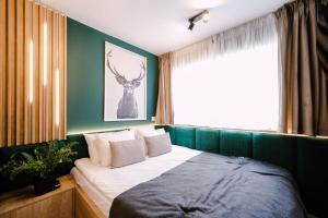 布什泰尼Moon Resort的卧室配有一张挂着鹿图的床铺。