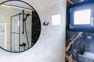 布什泰尼Moon Resort的浴室设有镜子和淋浴