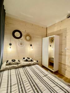 奥斯特基基格恩Połoninka的一间卧室配有一张大床和镜子