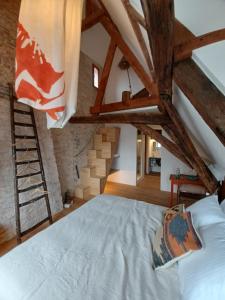 布鲁日De Zomere B&B的一间卧室配有一张带梯子的大床