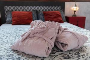 托莱多RIAD MEDINA MUDEJAR BAÑOS ARABES的铺在床上的粉红色毯子