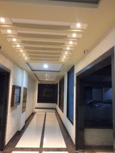 印多尔executive rooms @ indore-mp.的建筑的走廊,天花板上设有灯