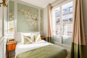 巴黎Luxury 3 Bedrooms 2 Bathrooms Apartment - Opera Louvre的一间卧室设有一张床和一个窗口