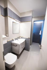 蒂米什瓦拉Ava Apart By Nora的浴室配有白色卫生间和盥洗盆。