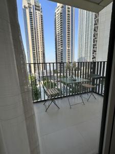 Magnolia- Dubai Creek Harbour Condo Apartment ApartHotel UAE的阳台或露台