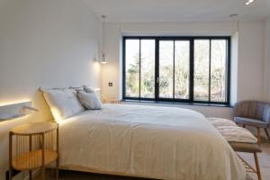 蒙斯Les Terrasses de Sainte Waudru的一间卧室设有一张大床和一个大窗户