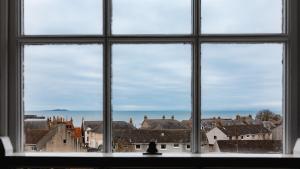 安斯特拉瑟May Isle Apartment的从窗户可欣赏到城市美景