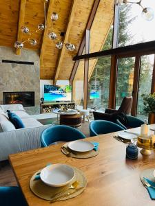 科帕奥尼克Sofia - Mountain Home的客厅配有木桌和蓝色椅子