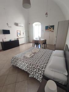 圣埃拉莫因科莱La dimora di Roberto的客厅配有床和桌子