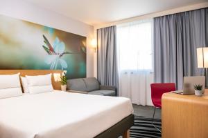 科累堑诺沃特玛娜瓦雷克雷吉安酒店的配有一张床和一张书桌的酒店客房