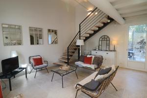 弗纳斯屈厄Le mas Sainte Marie的客厅配有家具和楼梯。