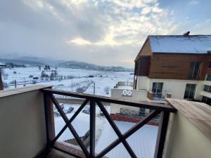 巴库里阿尼Bakuriani Mix Apartment 414的从房子的阳台上欣赏地面雪景