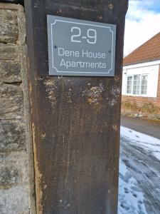 盖茨黑德The Lodge, 9 Dene House的石屋旁的标志