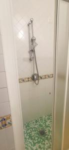 维耶特里布里斯托酒店的浴室里设有玻璃门淋浴