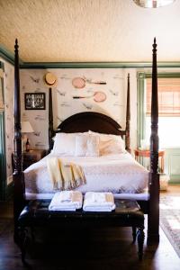 GlenwoodFox & Bear Lodge的一间卧室配有一张大床和木制床头板