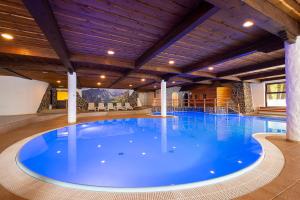 塔查斯卡-鲁穆尼卡斯洛文酒店的大型游泳池,带大型蓝色游泳池