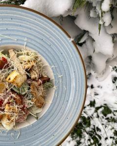 RadekhovЛіжниця的雪地桌子上的一碗食物