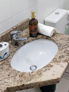 卡庞达卡诺阿Espaçoso aconchegante的白色水槽,柜台上放有肥皂