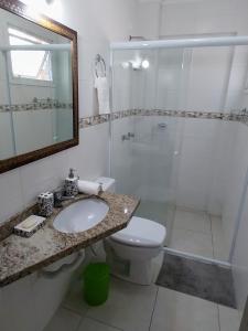 卡庞达卡诺阿Espaçoso aconchegante的浴室配有卫生间、淋浴和盥洗盆。