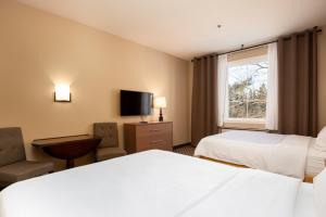 蒙特朗布朗朗布朗智选假日酒店的酒店客房设有两张床和窗户。