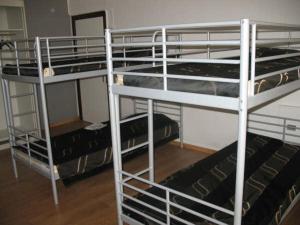 布兰肯贝赫罗基斯龙岛酒店的宿舍间设有两张双层床,