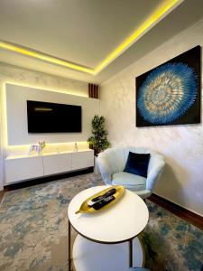尼克希奇Apartment Lena Niksic的客厅配有电视、沙发和桌子