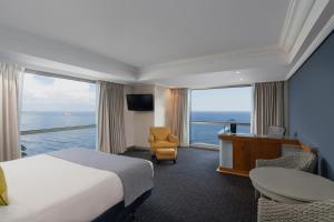 圣多明各圣多明各加泰罗尼亚酒店的酒店客房设有一张床、一张书桌和窗户。