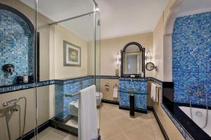 迪拜傲途格精选酒店旗下哈布图尔格兰德度假村的一间带卫生间和玻璃淋浴间的浴室