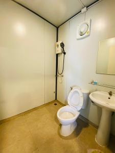 奈扬海滩KORA-GREAT Airport Phuket的一间带卫生间和水槽的浴室