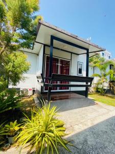 奈扬海滩KORA-GREAT Airport Phuket的前面有长凳的小房子