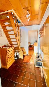 诺登Küstenliebe的客房设有楼梯和瓷砖地板。