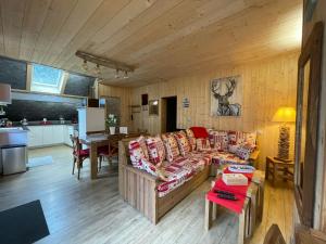 MontminMagnifique T3 entre lac et montagne près d'Annecy的客厅配有沙发和桌子