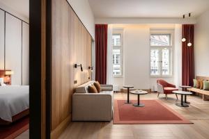 布拉格The Julius Prague的酒店客房配有床、沙发和椅子