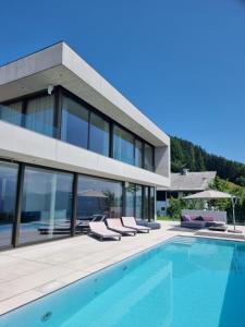 阿特湖畔努斯多夫Attersee Luxury Design Villa with dream views, large Pool and Sauna的一座带游泳池的房子的图象