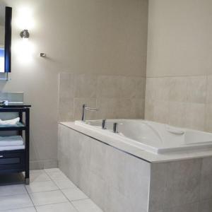 尼亚加拉瀑布斯特林旅馆及水疗中心的客房内的浴室设有大浴缸