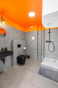 维也纳Stadtaffe - Chic Hostel VIE的带淋浴、卫生间和盥洗盆的浴室