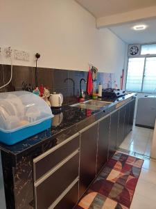 万挠Islamic Homestay Apartment Kundang, Rawang的厨房配有水槽和台面