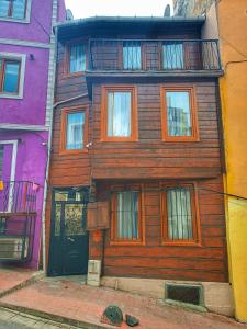 伊斯坦布尔Taksim History Wooden Hostel的街上有门的木房子