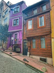 伊斯坦布尔Taksim History Wooden Hostel的城市街道上的一排房子