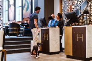 波特兰Heathman Hotel的站在柜台上的人和狗