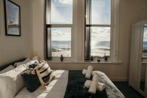 锡斯凯尔6 Burnett by Prestige Properties SA的一间卧室设有一张床,享有海景